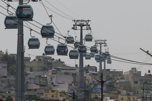 Unas cabinas del Cablebús en Ciudad de México. - Sputnik Mundo