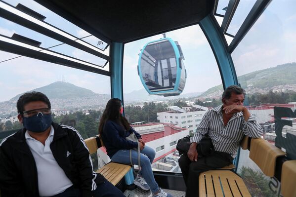 Unos pasajeros en el interior de una cabina del Cablebús. - Sputnik Mundo