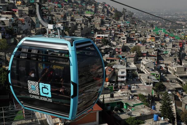Una cabina del Cablebús sobrevuela la Ciudad de México. - Sputnik Mundo