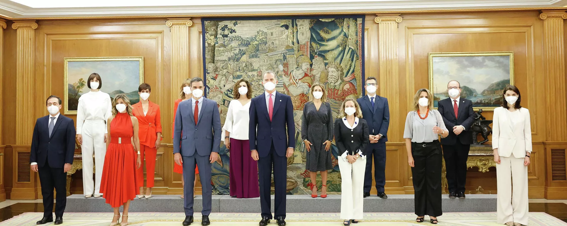 El rey Felipe VI, el presidente del Gobierno, Pedro Sánchez, las vicepresidentas, y los nuevos ministros y ministras El rey Felipe VI, el presidente del Gobierno, Pedro Sánchez, las vicepresidentas, y los nuevos ministros y ministras - Sputnik Mundo, 1920, 12.07.2021