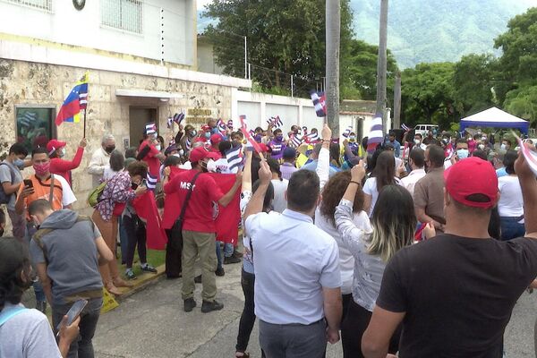 Militantes venezolanos se solidarizan frente a la sede de la embajada de Cuba en Caracas - Sputnik Mundo