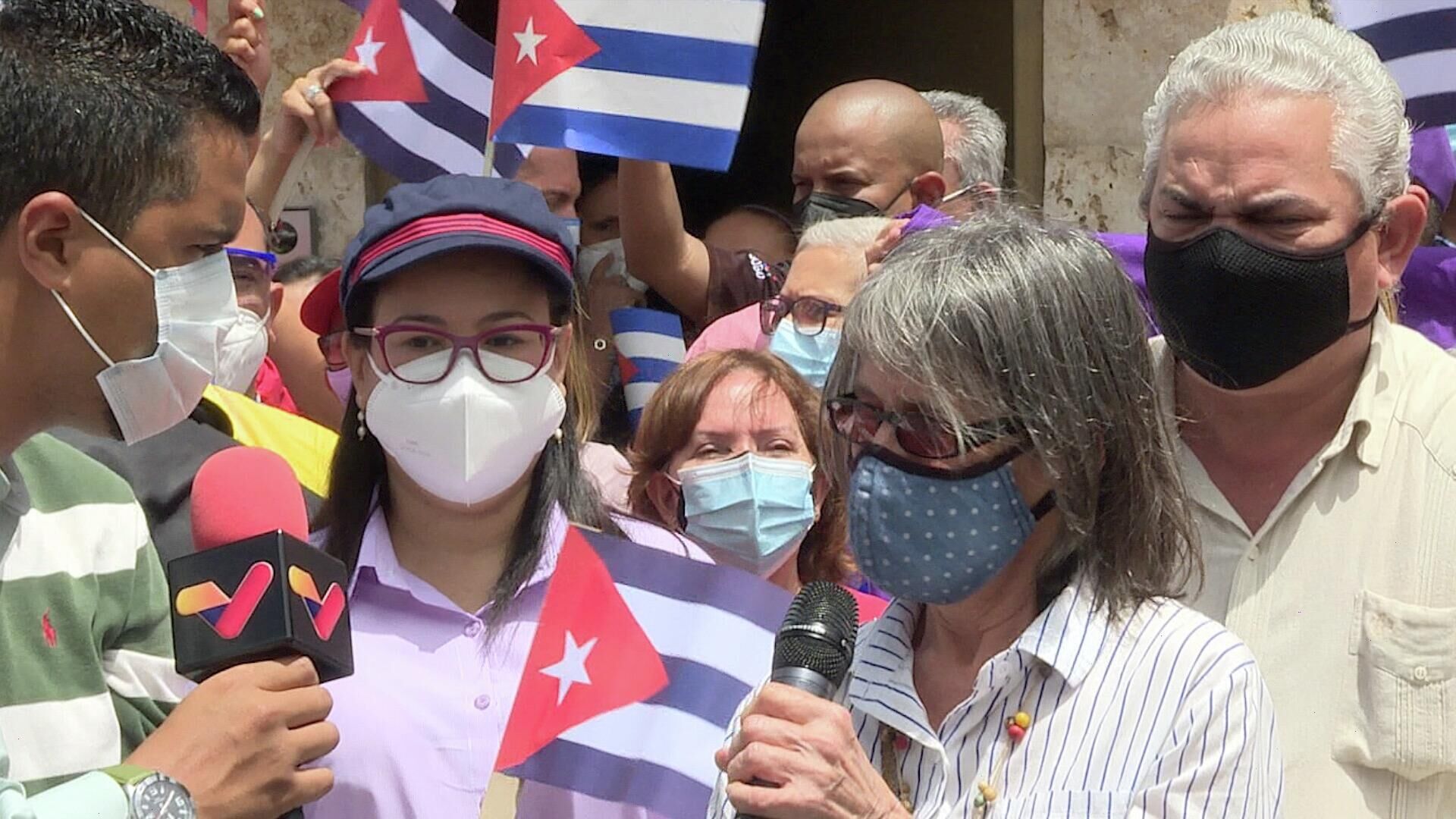 Militantes venezolanos se solidarizan frente a la sede de la embajada de Cuba en Caracas - Sputnik Mundo, 1920, 12.07.2021