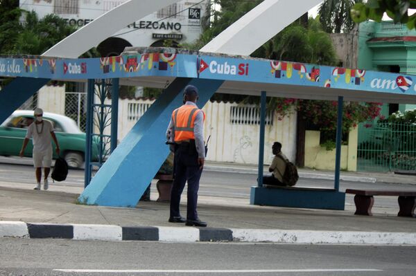 Un policía cubano en la intersección de 41 y 42, Playa, La Habana - Sputnik Mundo