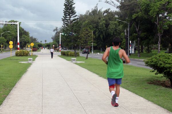 Transeúntes y personas ejercitan en la 5ta Avenida, municipio Playa, La Habana - Sputnik Mundo