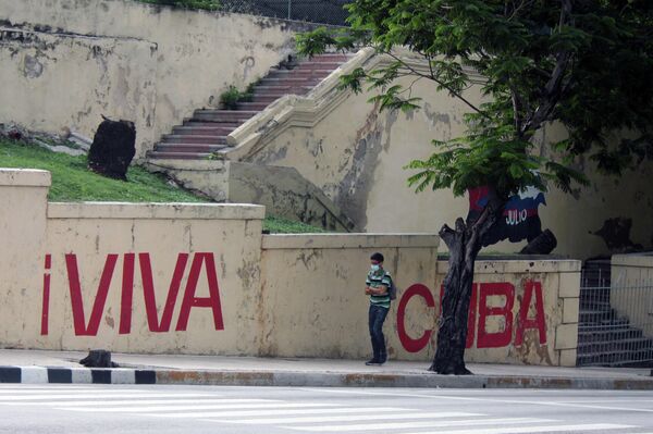 Transeúnte en la calle 23, La Habana - Sputnik Mundo