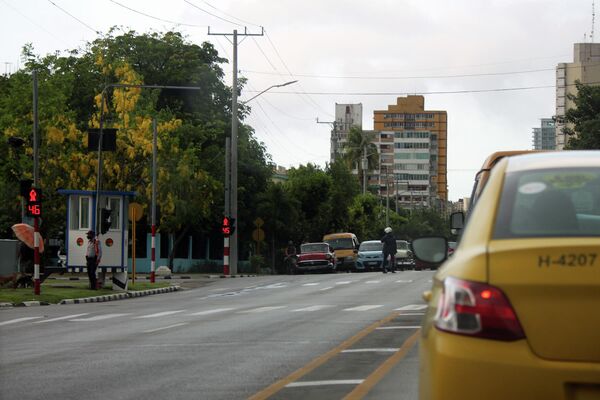 Policías controlan el tránsito en la calle 23 y Paseo, La Habana - Sputnik Mundo