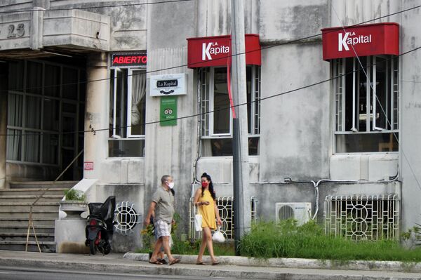 Transeúntes en la esquina de L y 25, Vedado, La Habana - Sputnik Mundo