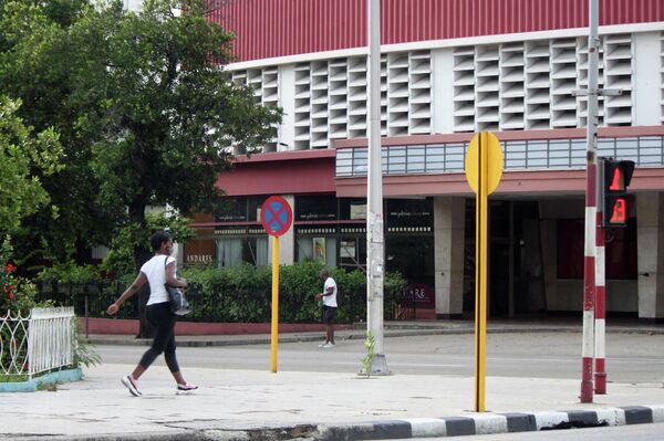 Transeúntes en la esquina de L y 23, municipio Plaza, La Habana - Sputnik Mundo