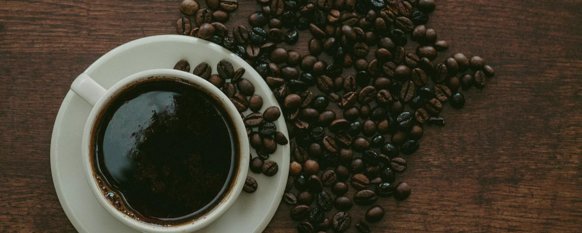 Una taza y unos granos de café Una taza y unos granos de café - Sputnik Mundo, 1920, 13.07.2021
