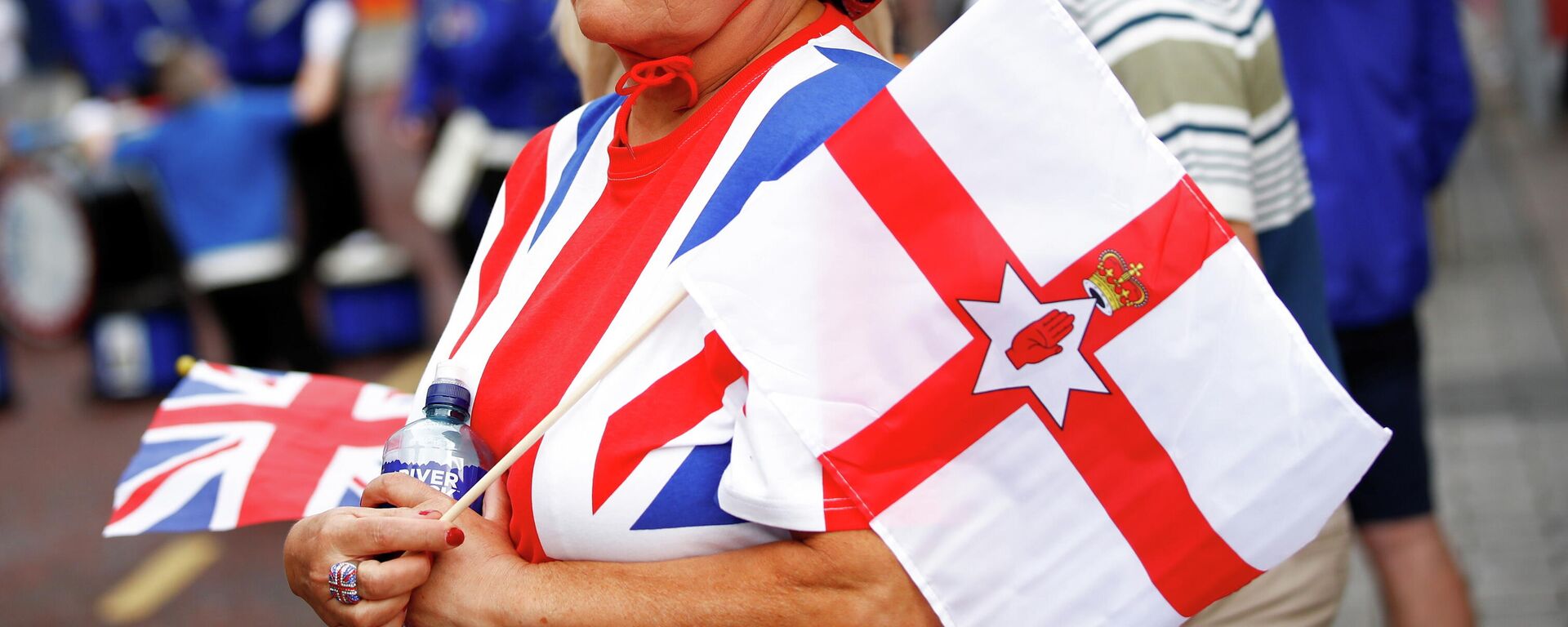 Una mujer con las banderas del Reino Unido e Irlanda del Norte (imagen referencial) - Sputnik Mundo, 1920, 14.07.2021