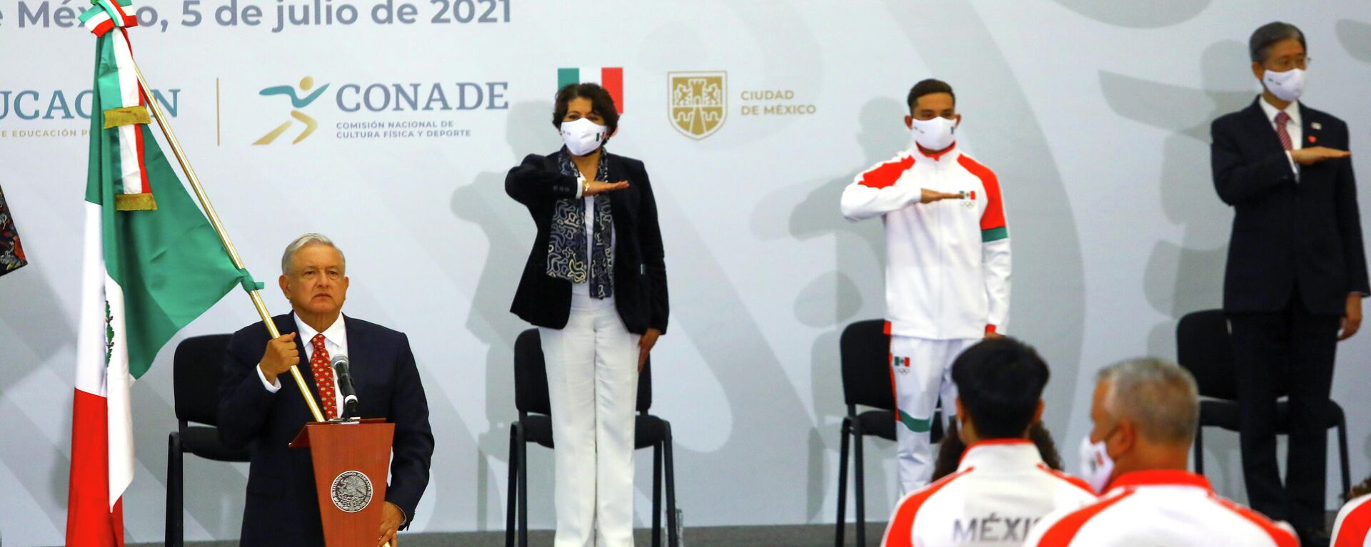 Andres Manuel López Obrador hace entrega de la bandera mexicana para la inauguración de Tokio 2020 - Sputnik Mundo, 1920, 14.07.2021