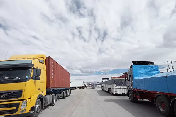 Camiones varados en la frontera entre Bolivia y Chile Camiones varados en la frontera entre Bolivia y Chile - Sputnik Mundo