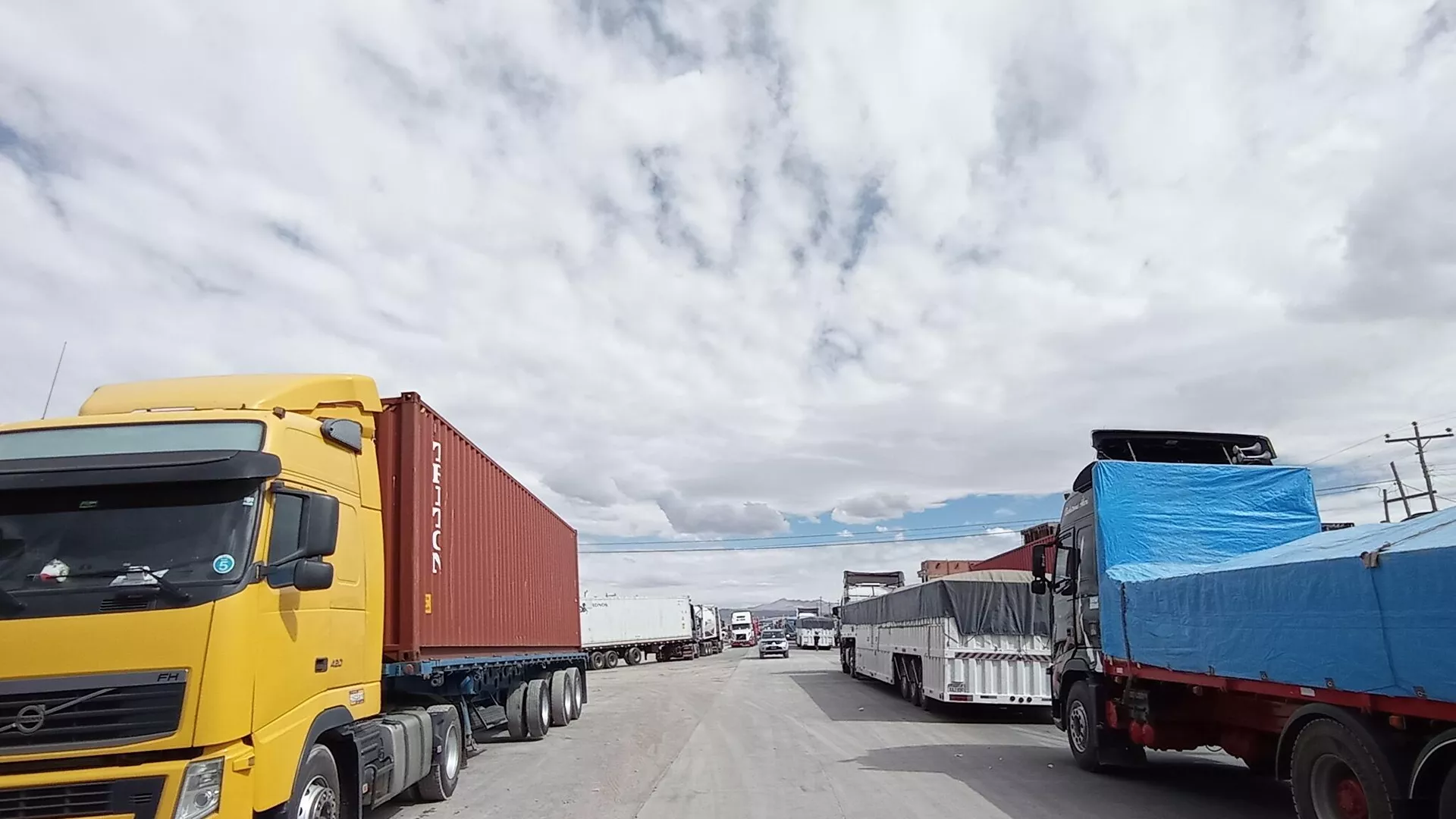Camiones varados en la frontera entre Bolivia y Chile