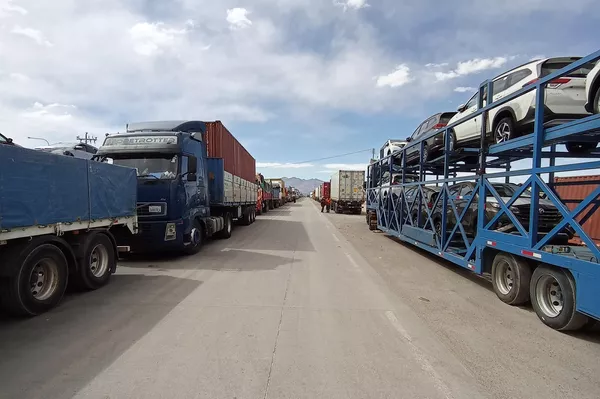 Camiones varados en la frontera entre Bolivia y Chile Camiones varados en la frontera entre Bolivia y Chile - Sputnik Mundo