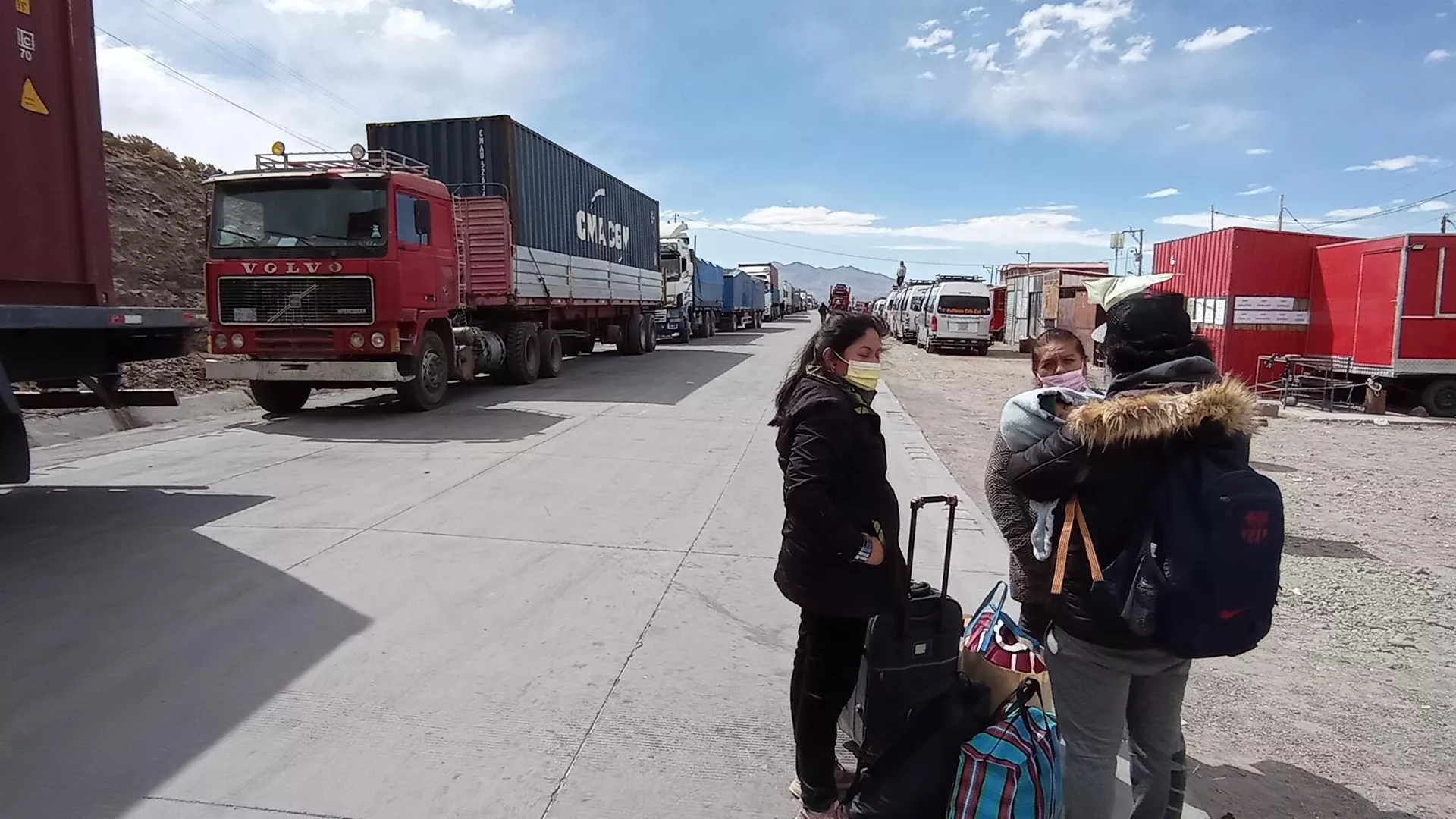 Camiones varados en la frontera entre Bolivia y Chile