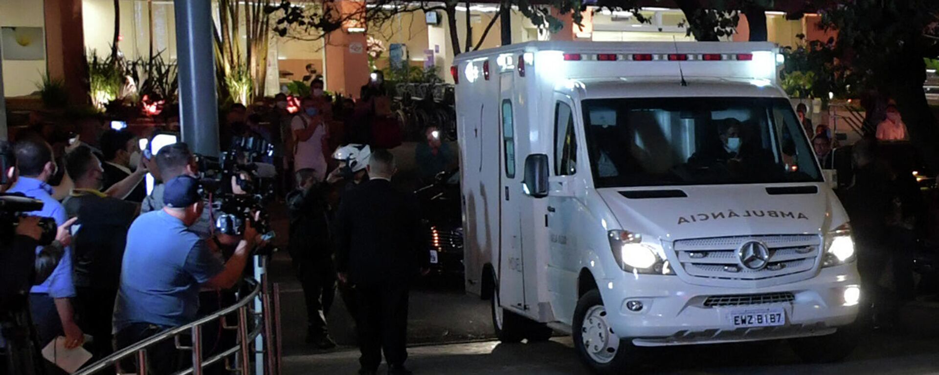 Una ambulancia transportanto al presidente brasileño Jair Bolsonaro en Sao Paulo, Brasil - Sputnik Mundo, 1920, 15.07.2021