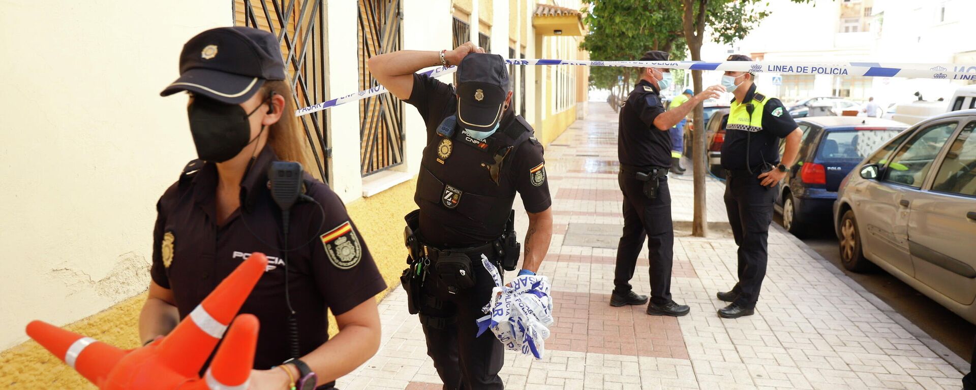 Agentes policiales en la calle de Málaga donde un hombre mató a su pareja - Sputnik Mundo, 1920, 15.07.2021