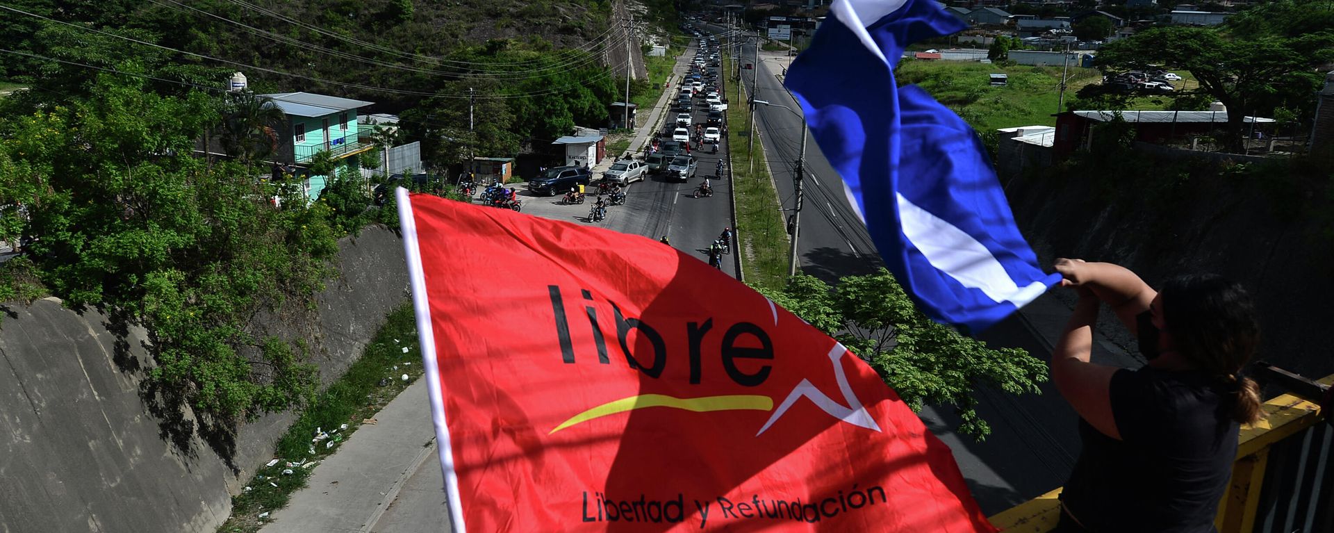 La bandera del Partido Libertad y Refundación (Libre, izquierda) en Honduras - Sputnik Mundo, 1920, 15.07.2021