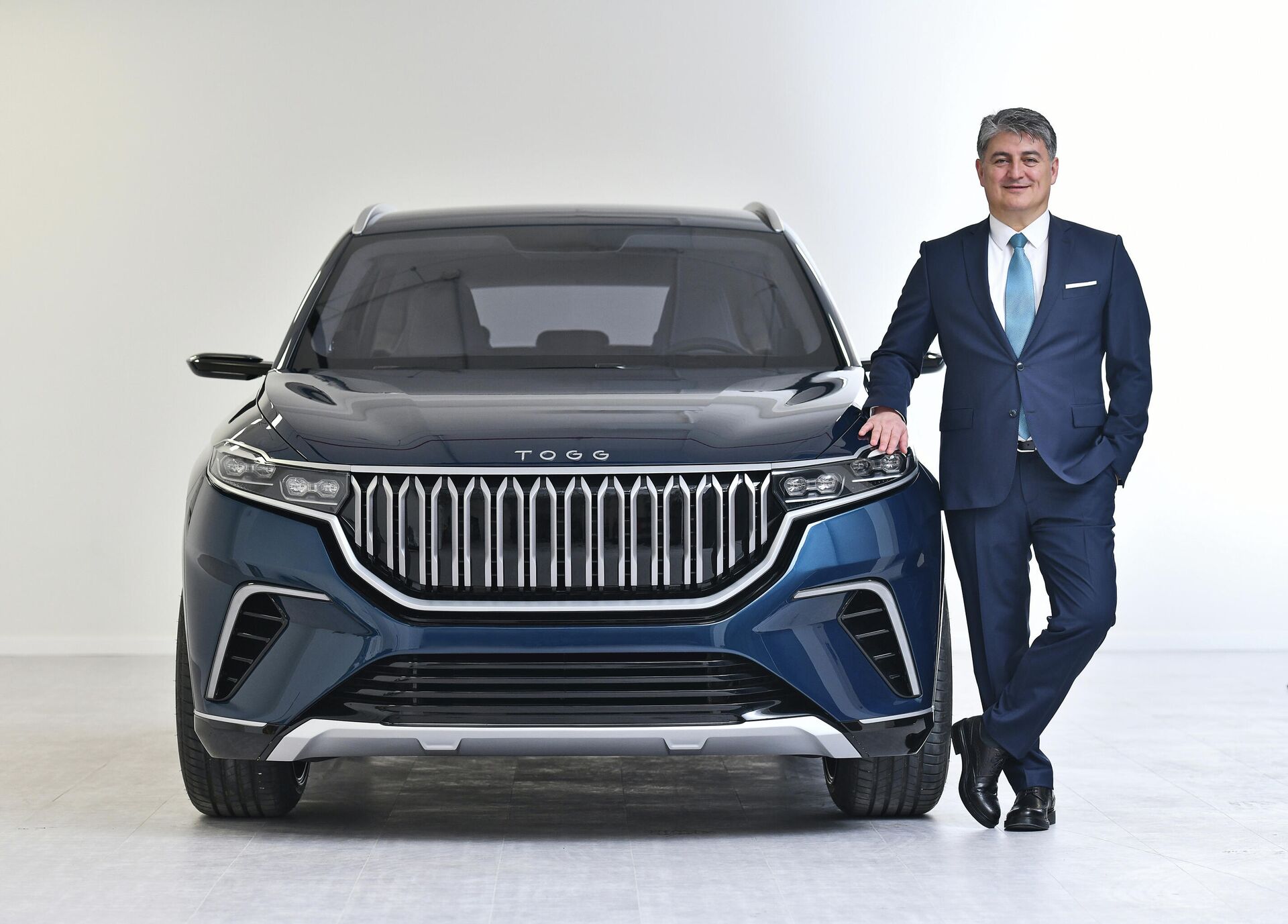 Mehmet Gurcan Karakas,  director ejecutivo de TOGG, posa al lado del primer automóvil eléctrico turco - Sputnik Mundo, 1920, 15.07.2021