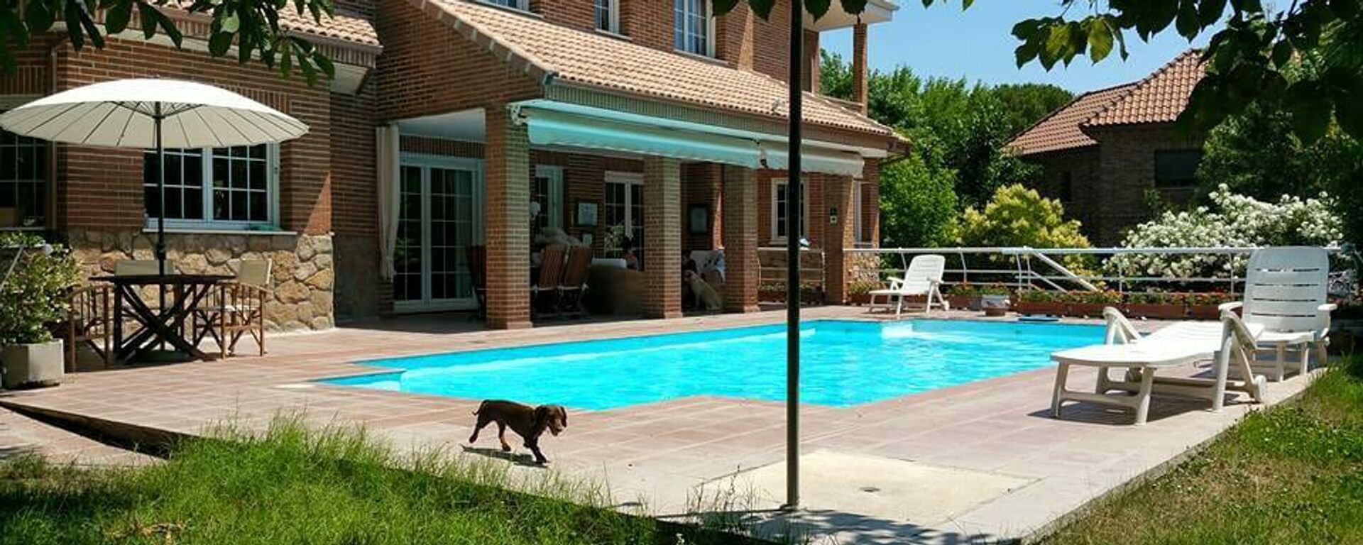 Casa de 650 metros cuadrados con piscina y parcela puesta en alquiler por horas en la plataforma Swimmy en Madrid - Sputnik Mundo, 1920, 19.07.2021