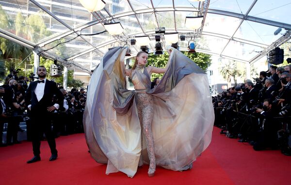 La bloguera rusa Polina Pushkariova posa en la alfombra roja del Festival de Cannes. - Sputnik Mundo