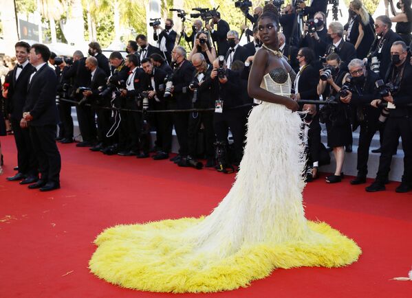 La modelo Jodie Turner-Smith adornó la alfombra roja con su vestido de Gucci complementado con llamativas joyas que más tarde fueron robadas de la habitación de su hotel. - Sputnik Mundo