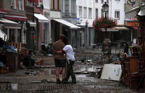 La cantidad de víctimas mortales en Alemania sigue aumentando: para el momento de la publicación de este artículo, se confirmó la muerte de 103 personas, 60 de ellas en Renania-Palatinado. Alrededor de 1.300 personas están desaparecidas. En la foto: una calle inundada de Bad Neuenahr-Ahrweiler. - Sputnik Mundo