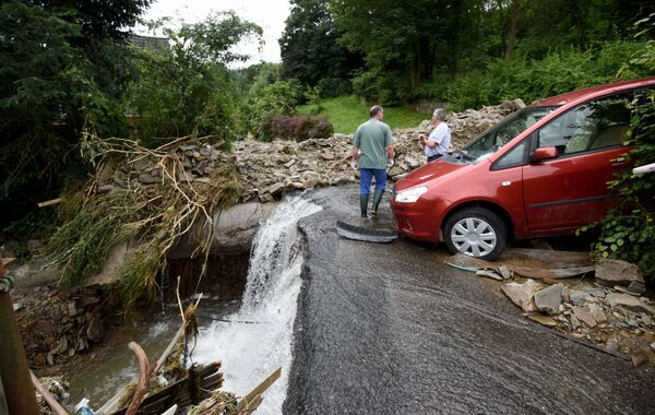 Varias ciudades siguen aún sin agua potable. En la foto: los escombros en una calle de Hagen. - Sputnik Mundo