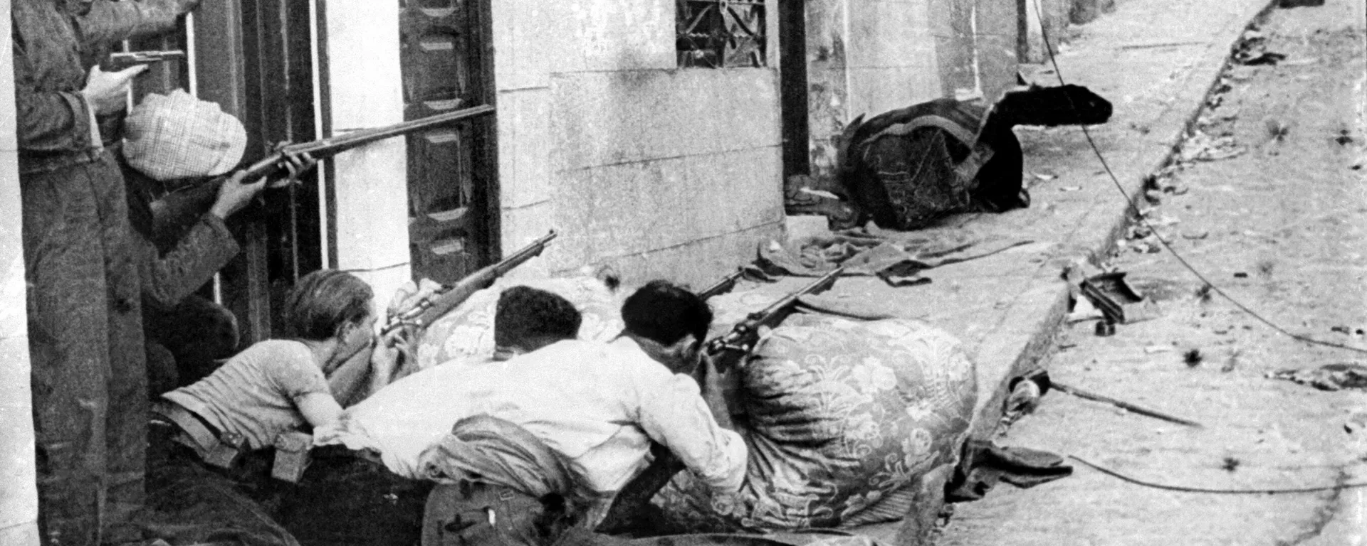 Soldados republicanos peleando en un pueblo de España Soldados republicanos peleando en un pueblo de España - Sputnik Mundo, 1920, 18.07.2021