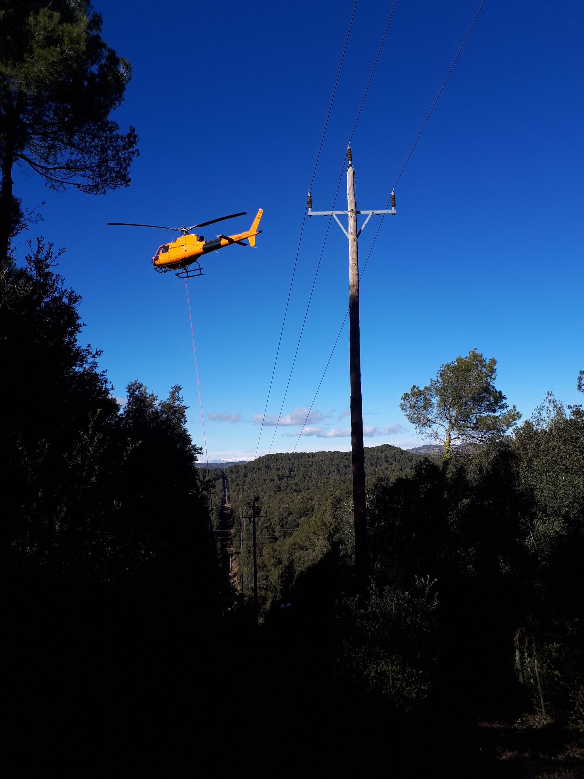 Helicóptero en labores de supervisión de líneas de distribución eléctrica - Sputnik Mundo, 1920, 17.07.2021