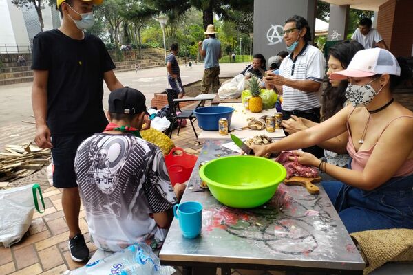 Indígenas del suroccidente de Colombia y estudiantes de la Universidad Industrial de Santander (UIS), preparan comida en Bucaramanga (nororiente) para un centenar de personas. Los indígenas, reunidos en lo que denominan minga (movilización en comunidad), llegaron a esta ciudad como lugar de paso, antes de dirigirse a Bogotá para las marchas del 20 de julio. - Sputnik Mundo