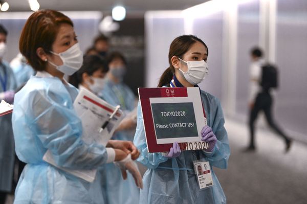 Un total de 12.000 deportistas, sin contar a los entrenadores y miembros de las delegaciones, llegarán a Japón para participar en los Juegos Olímpicos. Para evitar el brote de COVID-19, las autoridades impusieron medidas preventivas rigurosas. En la foto: los empleados del aeropuerto de Narita reciben a los deportistas que participarán en los Juegos de 2020. - Sputnik Mundo