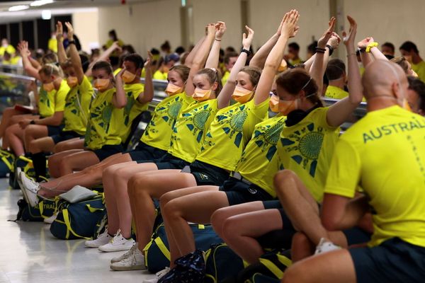 Todos los deportistas que aterrizan en Japón pasan por tests exprés de COVID-19 en la misma terminal del aeropuerto. En la foto: los miembros de la selección olímpica australiana antes de hacerse la prueba de COVID-19 en el aeropuerto de Narita. - Sputnik Mundo