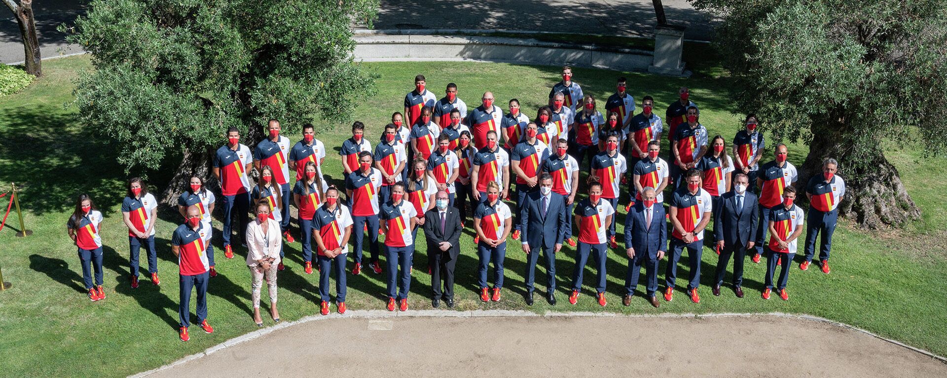 El presidente del Gobierno, Pedro Sánchez, despidiendo a una representación de deportistas españoles antes de viajar a Tokio - Sputnik Mundo, 1920, 19.07.2021
