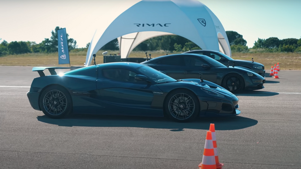 Un Rimac Nevera, un Porsche Taycan Turbo S y un BMW M5 en una carrera - Sputnik Mundo