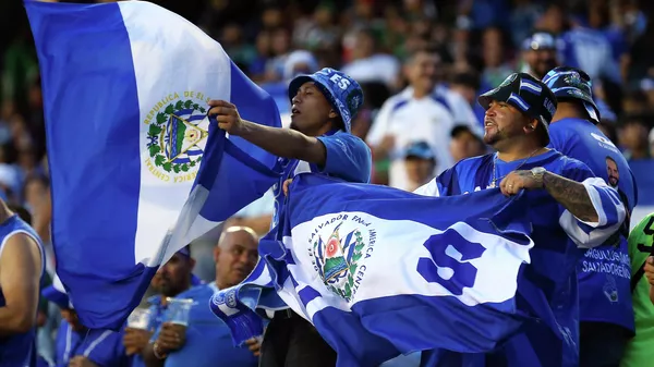 Hinchas de El Salvador en la Copa de Oro - Sputnik Mundo