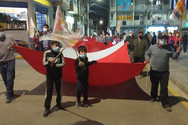 Festejo de la proclamación de Pedro Castillo en la plaza de armas en Chota - Sputnik Mundo