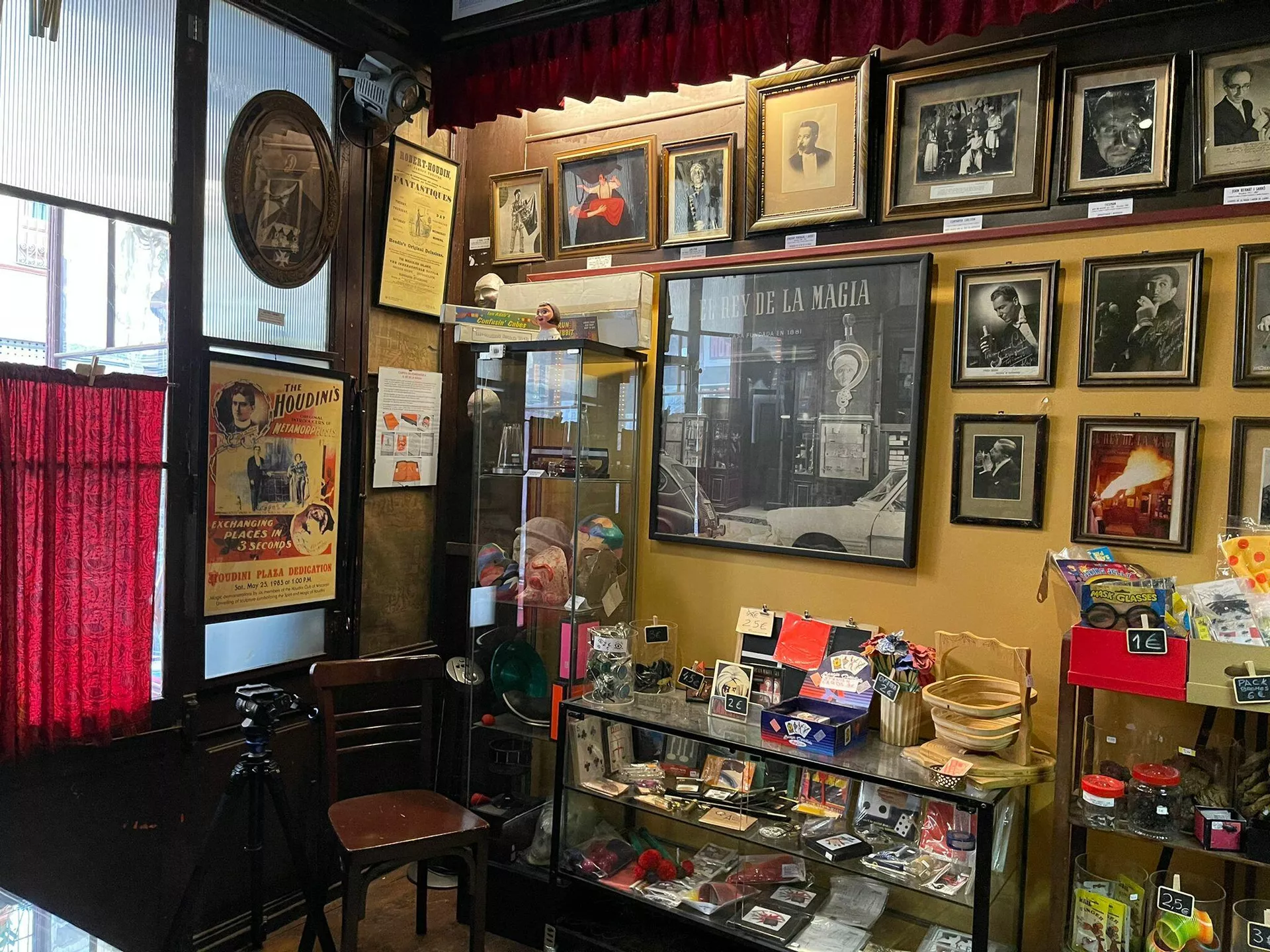 La tienda del Rei de la Màgia (Barcelona), la más antigua del mundo dedicada al ilusionismo La tienda del Rei de la Màgia (Barcelona), la más antigua del mundo dedicada al ilusionismo - Sputnik Mundo, 1920, 20.07.2021