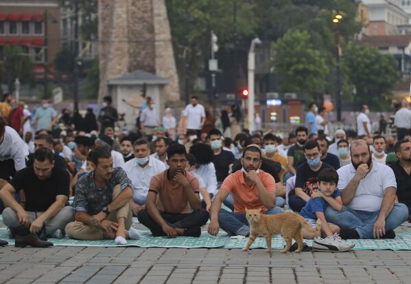 En la Fiesta del Sacrificio, los musulmanes también visitan tradicionalmente las tumbas de sus familiares.En la foto: Creyentes en la mezquita de Santa Sofía, en el centro de Estambul (Turquía), con motivo del Eid al Adha. - Sputnik Mundo