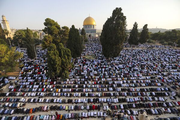 La Fiesta del Sacrificio es la culminación del hajj —la peregrinación— a La Meca y Medina en Arabia Saudí. Los peregrinos ascienden al monte Arafat la víspera y, el día del sacrificio, realizan un tawaf —una circunvalación de siete veces alrededor de la Kaaba— y una lapidación simbólica de Shaitán.En la foto: Fieles en la Cúpula de la Roca, cerca de la mezquita de Al Aqsa, en el Monte del Templo de Jerusalén. - Sputnik Mundo