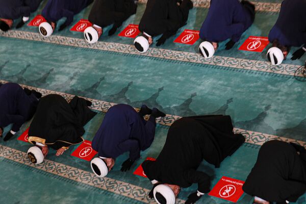 Según la tradición, durante su único hajj, el profeta Mahoma realizó la lapidación inmediatamente después de la oración del mediodía. Por ello, muchos peregrinos intentan realizar el ritual inmediatamente después de la oración del mediodía, lo que provoca aplastamientos. En 2006, unos 346 peregrinos murieron aplastados, y en 2015 fallecieron más de 2.400 peregrinos. Los teólogos musulmanes modernos creen que el ritual de lapidación de Shaitán puede realizarse en cualquier momento entre el mediodía y la puesta de sol.En la foto: Fieles durante las oraciones festivas en la Mezquita Catedral de Moscú, Moscú, Rusia. - Sputnik Mundo