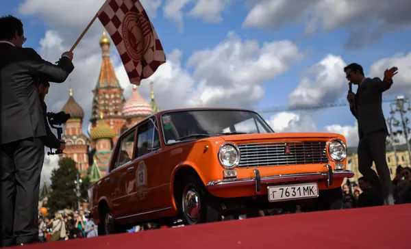 Автомобиль ВАЗ-2101 на старте авторалли уникальных машин советской эпохи ГУМ-Авторалли 2020