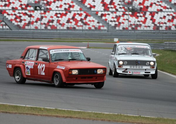 Ya el cinco, como llamaban al VAZ-2105, surgió en 1980 y se produjo hasta el año 2010. El coche dio inicio a la nueva generación de &quot;clásicos&quot; de VAZ. En la URSS, y luego en Rusia, el modelo tuvo un éxito considerable: a lo largo de las tres décadas que se produjo, 2,1 millones salieron de las líneas de montaje. En el exterior, el modelo se vendió bajo el nombre de Lada Riva.En la foto: un VAZ-2105 (izquierda) y un VAZ-2103 en el campeonato internacional amateur de coches históricos del Gran Premio Moscow Classic. - Sputnik Mundo