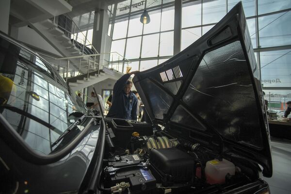 El Niva es el modelo de exportación de VAZ más exitoso en toda su historia.En la foto: la presentación del Lada 4x4 Anniversary, lanzada en honor al 40 aniversario del SUV Niva en el Salón del Automóvil de Moscú. - Sputnik Mundo