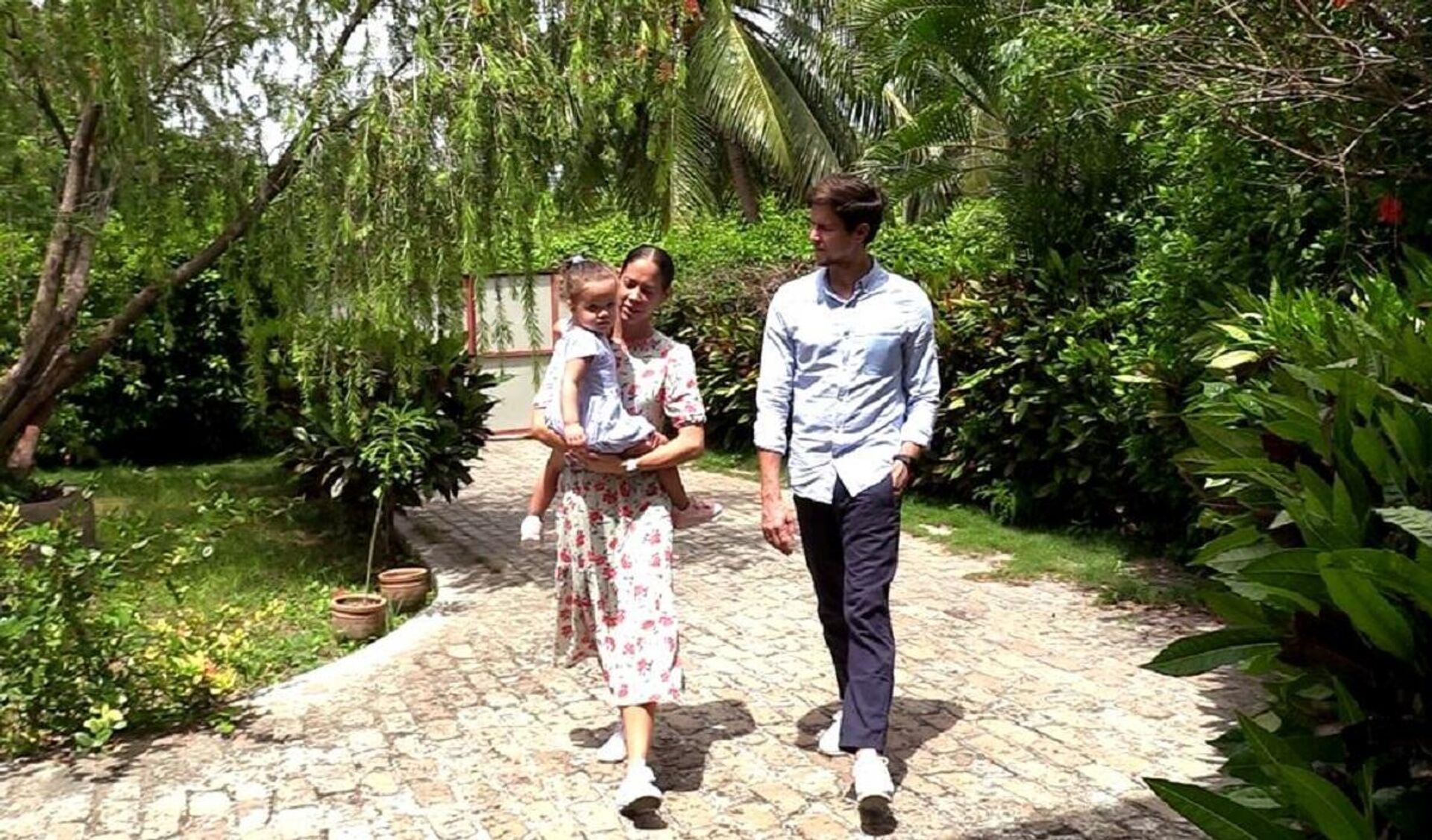 Anette y Dani en su casa junto con su hija Ainoa - Sputnik Mundo, 1920, 20.07.2021