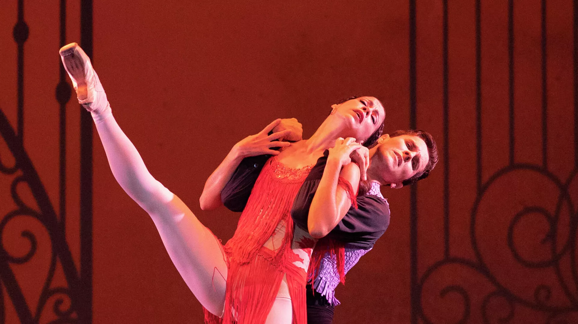 Los primeros bailarines Anette Delgado y Dani Hernández durante su interpretación del ballet 'Carmen' Los primeros bailarines Anette Delgado y Dani Hernández durante su interpretación del ballet 'Carmen' - Sputnik Mundo, 1920, 21.07.2021
