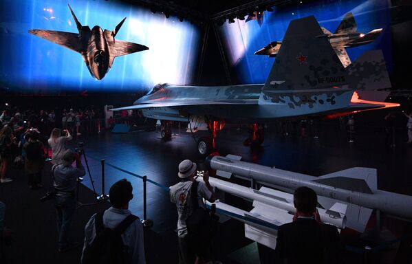 Según su fabricante, la hora de vuelo del nuevo avión ruso será de seis a siete veces más barata que la de su análogo estadounidense, el caza F-35. Se estima que cada Checkmate tendrá un costo de entre 25 y 30 millones de dólares. - Sputnik Mundo