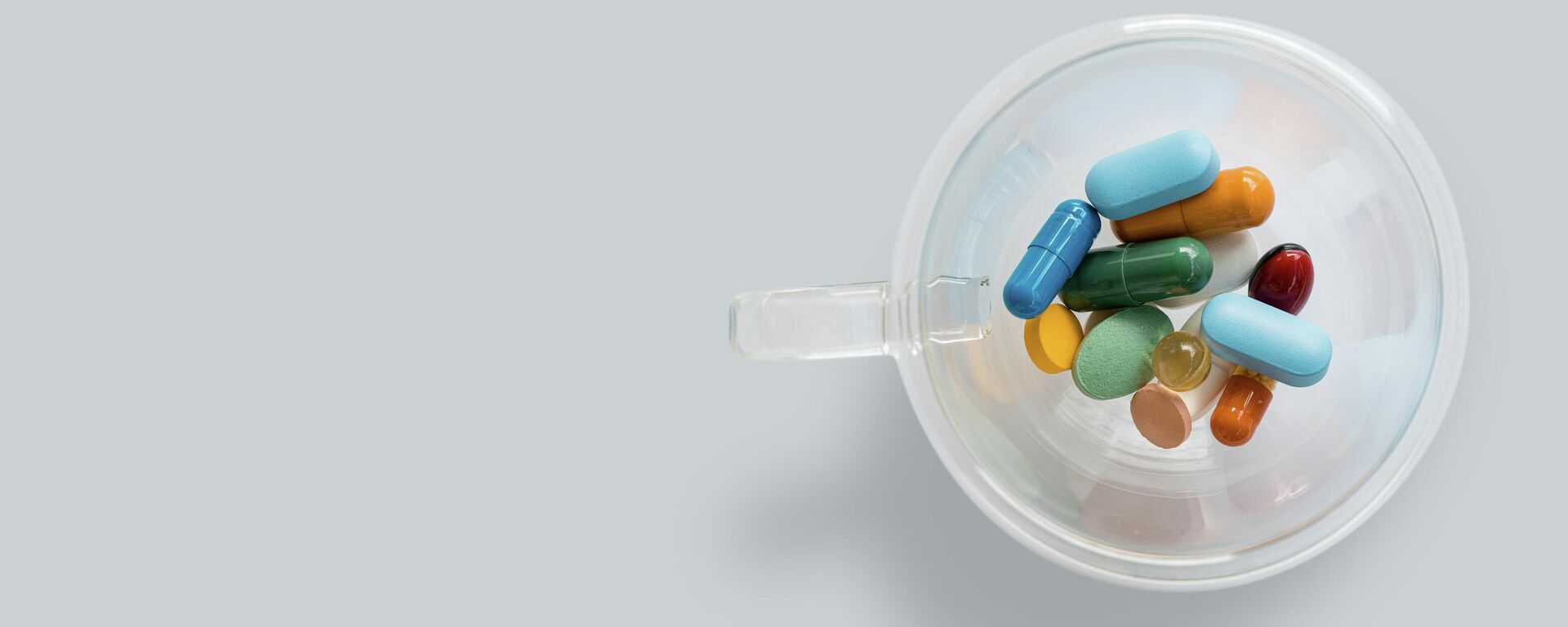 Unos medicamentos en un vaso - Sputnik Mundo, 1920, 21.07.2021