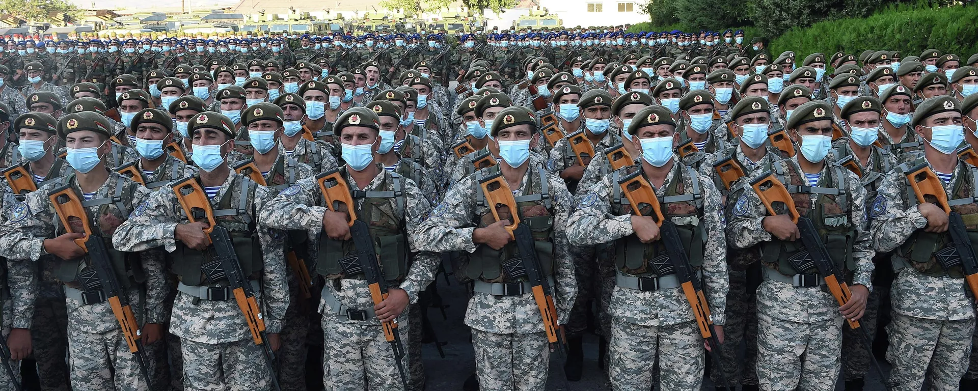 El desfile de las Fuerzas Armadas, reservistas y agentes de los cuerpos de seguridad de Tayikistán El desfile de las Fuerzas Armadas, reservistas y agentes de los cuerpos de seguridad de Tayikistán - Sputnik Mundo, 1920, 22.07.2021