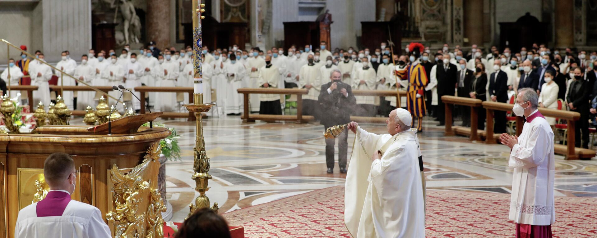 Papa Francisco en la misa en la Catedrál de San Pedro en el Vaticano - Sputnik Mundo, 1920, 22.07.2021